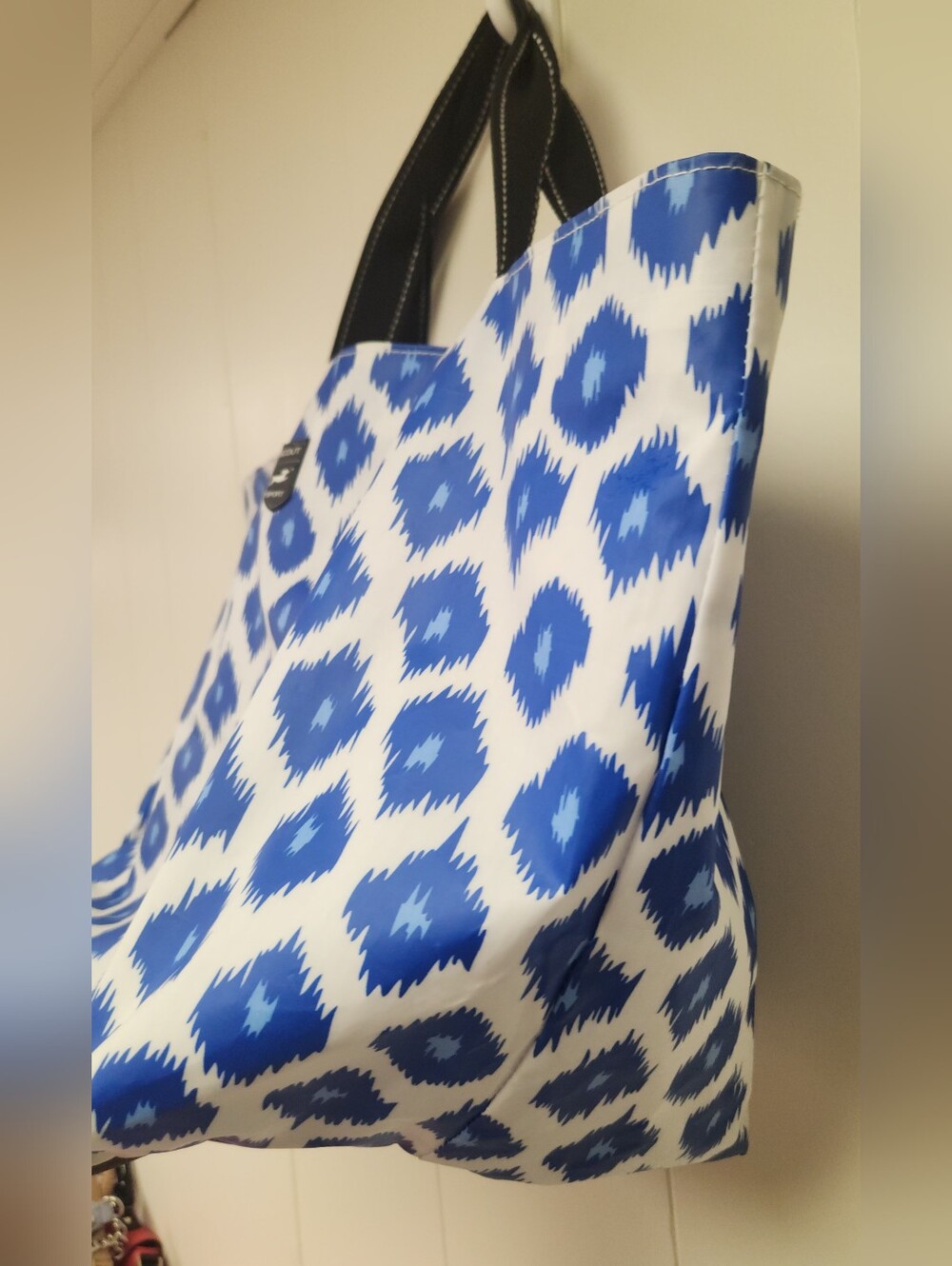 Scout Sport Huge Blue and White Patterned Tote with Black Handles Zipper Top - Picture 5 of 8
